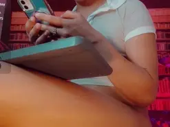 Amateur Live Sex Cam of emeli_roushot