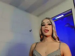 Cam4 Watch Live Sex Cams of kiara_gomez__