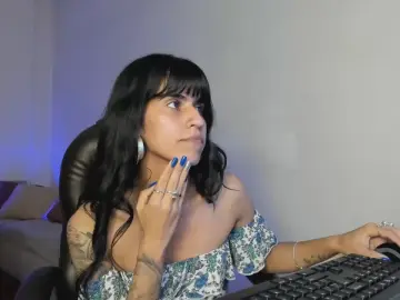Bella_Poisonous from cam4