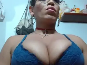 Chaturbate Live Sex Cam of rosebigtitsts