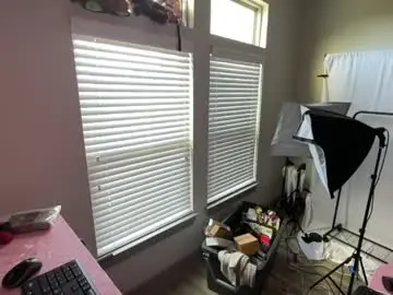 Chaturbate Live Sex Cam of kyliesnowxxx