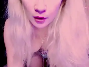 Chaturbate Live Sex Cam of carinfox