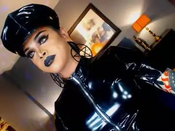 Chaturbate Live Sex Cam of urmajestytyra
