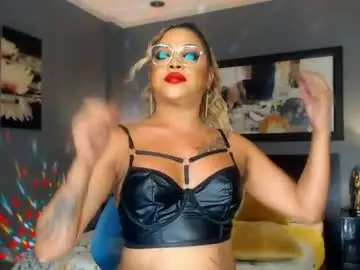 Chaturbate Live Sex Cam of urmajestytyra