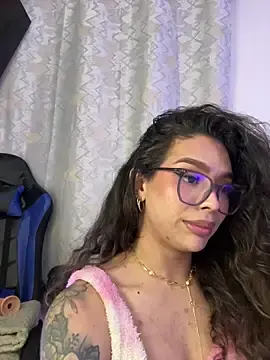 Stripchat Live Sex Cam of Samantha_Bernardo