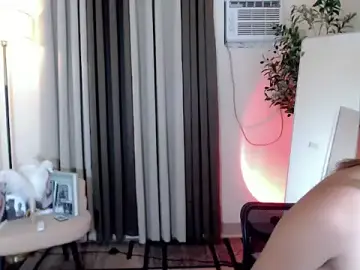Stripchat Sex Cam of urdreamgirl_mika27