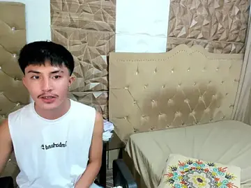 Stripchat Live Porn of roberthugecock