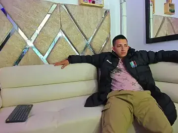 Stripchat Free Porn Cam of parejacaliente20154