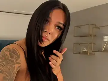 Stripchat Adult Webcam of tinaqueen_noa