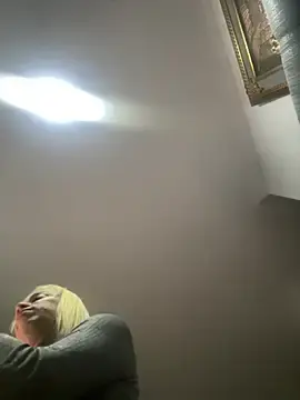 Stripchat Live Sex Cam of lanahot-77