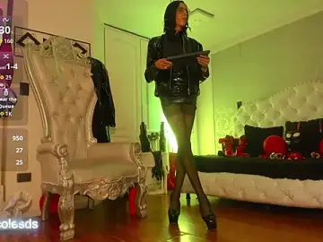 Stripchat Live Sex Cam of miss_nicolesds_